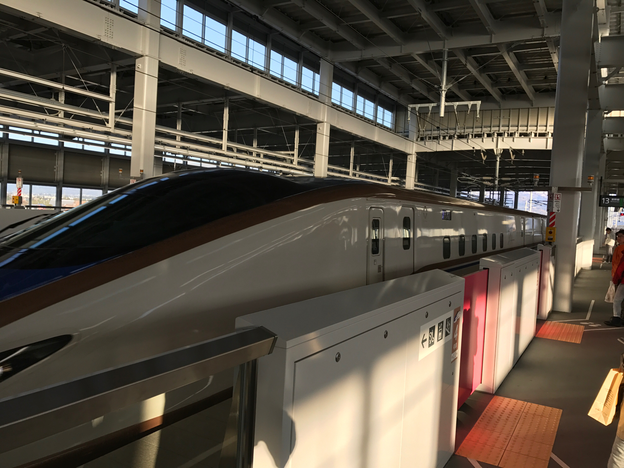 北陸新幹線（W7系）でスマホを充電したい！全座席に電源