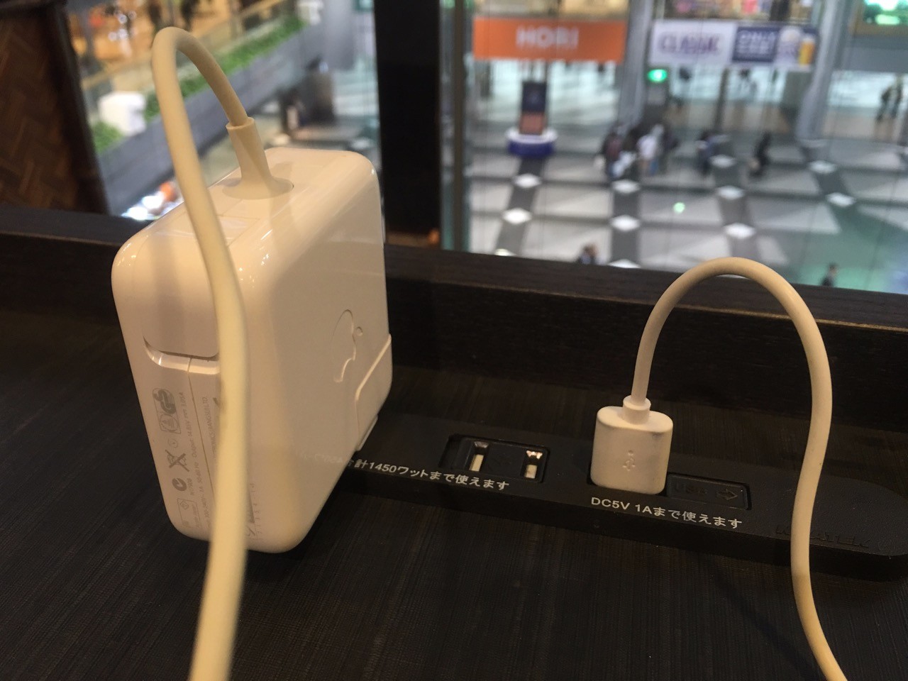 北海道 新千歳空港でフリーの電源コンセントがあるカフェ Usb充電端子もあり め んずスタジオ