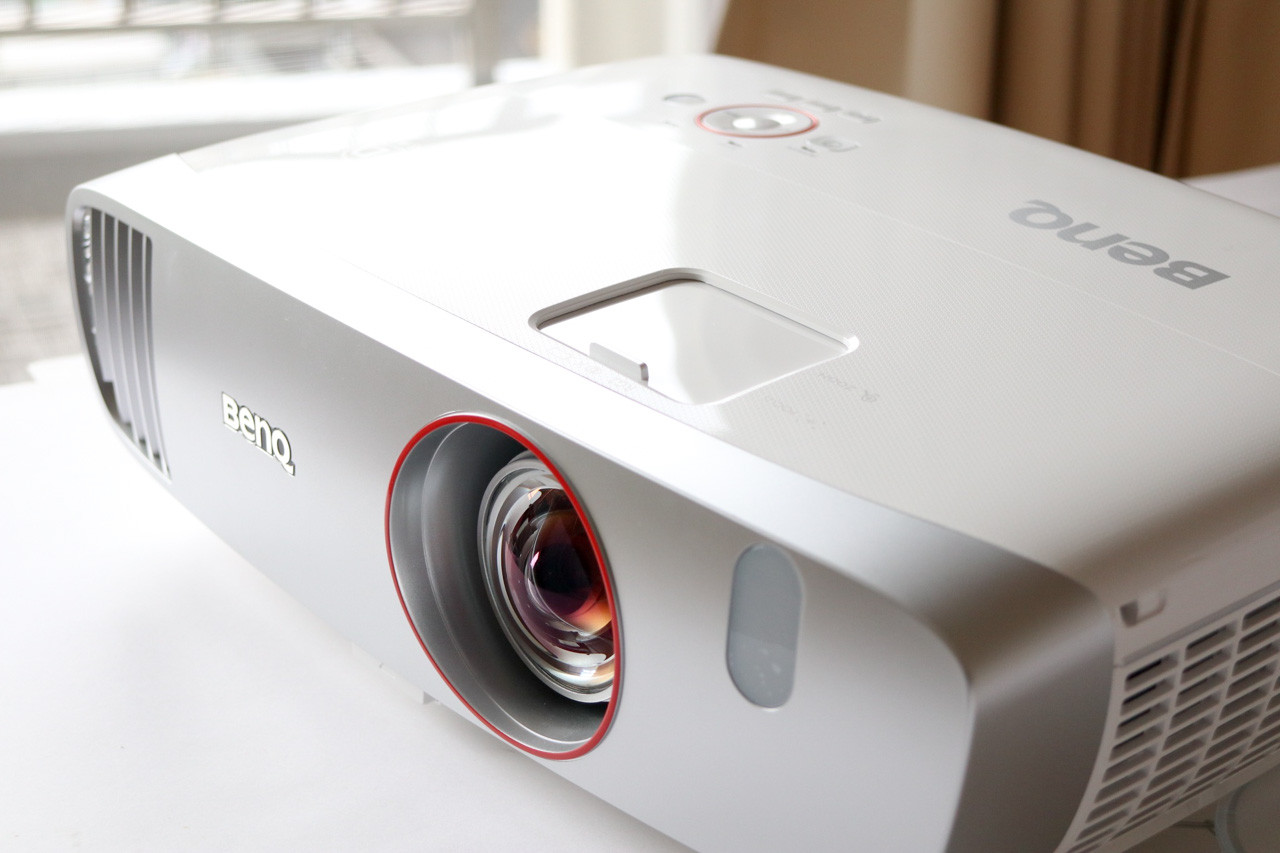 狭い部屋でも短焦点プロジェクター BenQ HT2150ST は100インチ投影