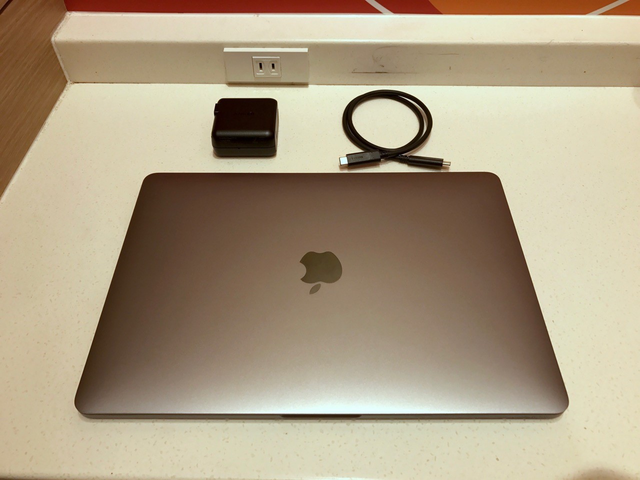 MacBook Pro 13インチ USB Type-C　コンパクトサイズ充電器